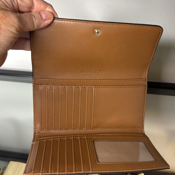 EUC Michael Kors Jet Set Large Signature Snap-Font Tri-fold Wallet - Picture 4 of 6